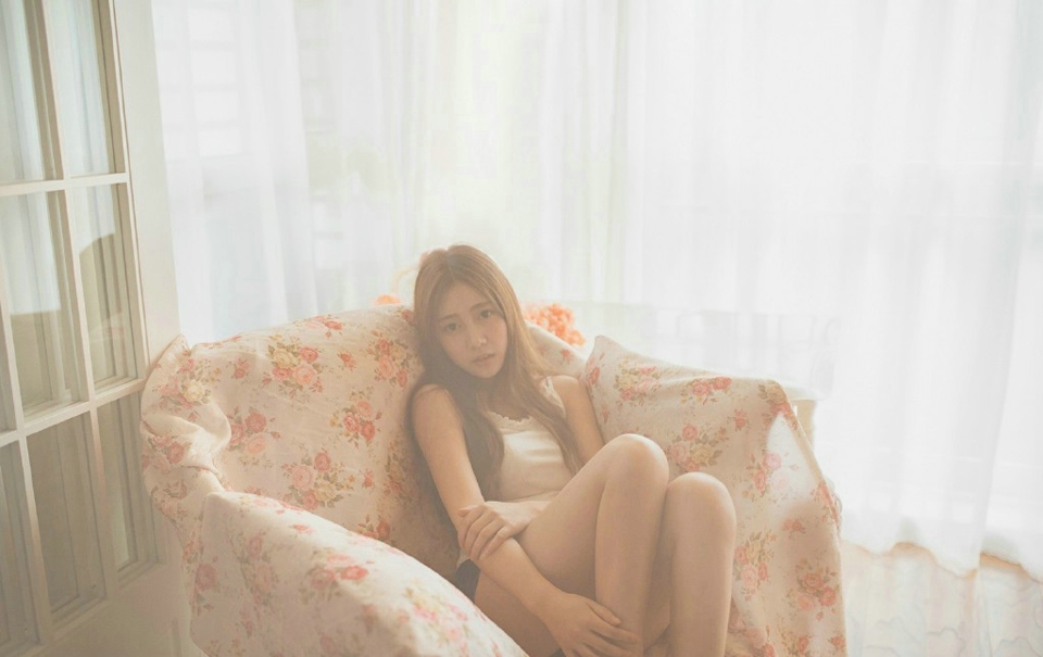 “放肆！”却见被雄阔海派出来保护刘璋的十名骠骑卫见有人竟然胆敢拦路，迅速摘下背上弓弩，随着队率一声令下，一支支弩箭破空而出，只是十人结成的弩阵，却令数十名家奴不能上前，一波接着一波的箭雨射过去，数十名家丁包括那名拦路的士族，甚至连反应都来不及，不到盏茶功夫，连求饶的机会都没有，便尽数倒在血泊之中，无一生还。